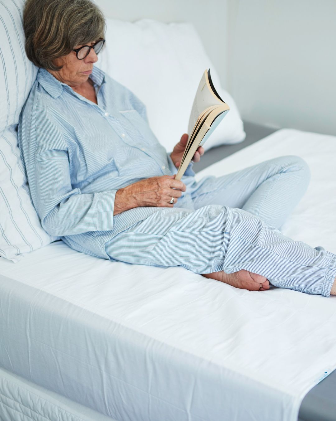 אישה שוכבת על מגן מזרן סופג של ברולי