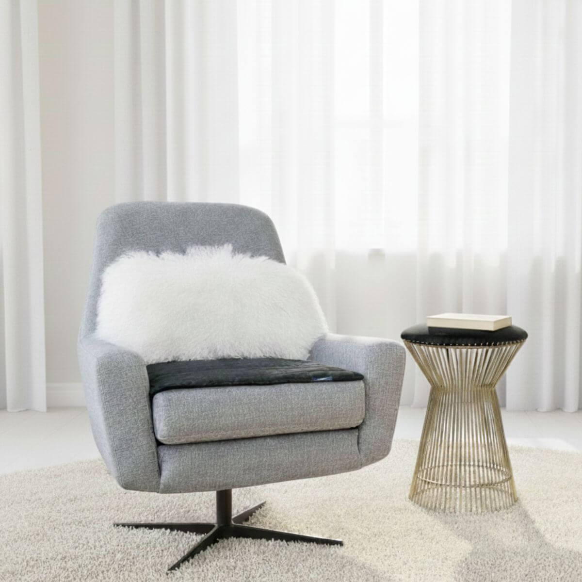 מגן מושב מבית ברולי בצבע שחור, מונח על כורסא