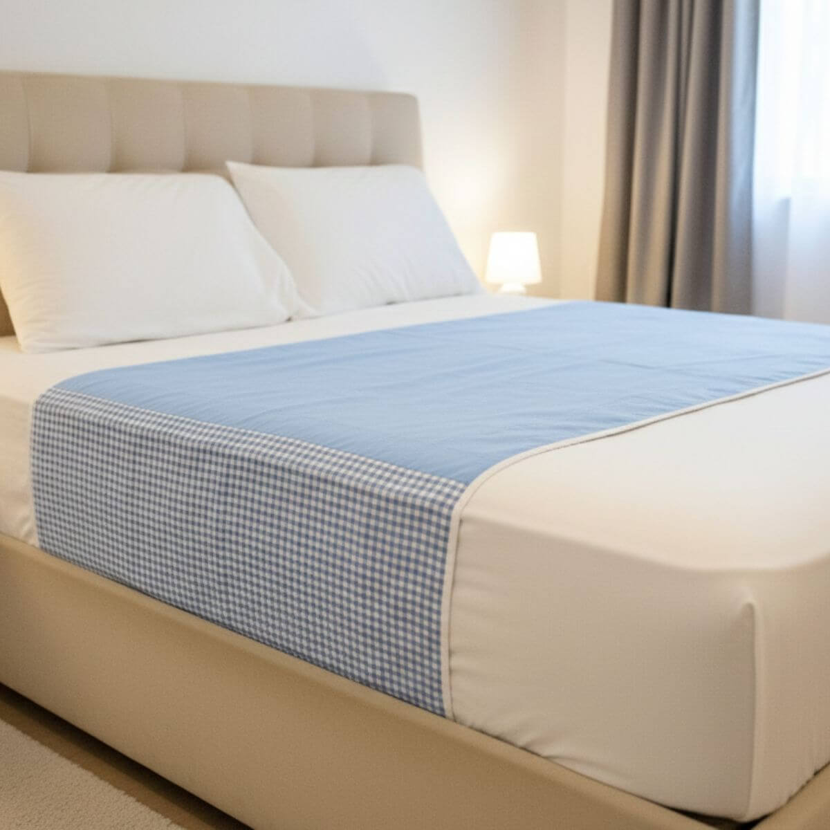 מגן מזרן סופג עם כנפיים מבית ברולי למיטה זוגית, צבע תכלת