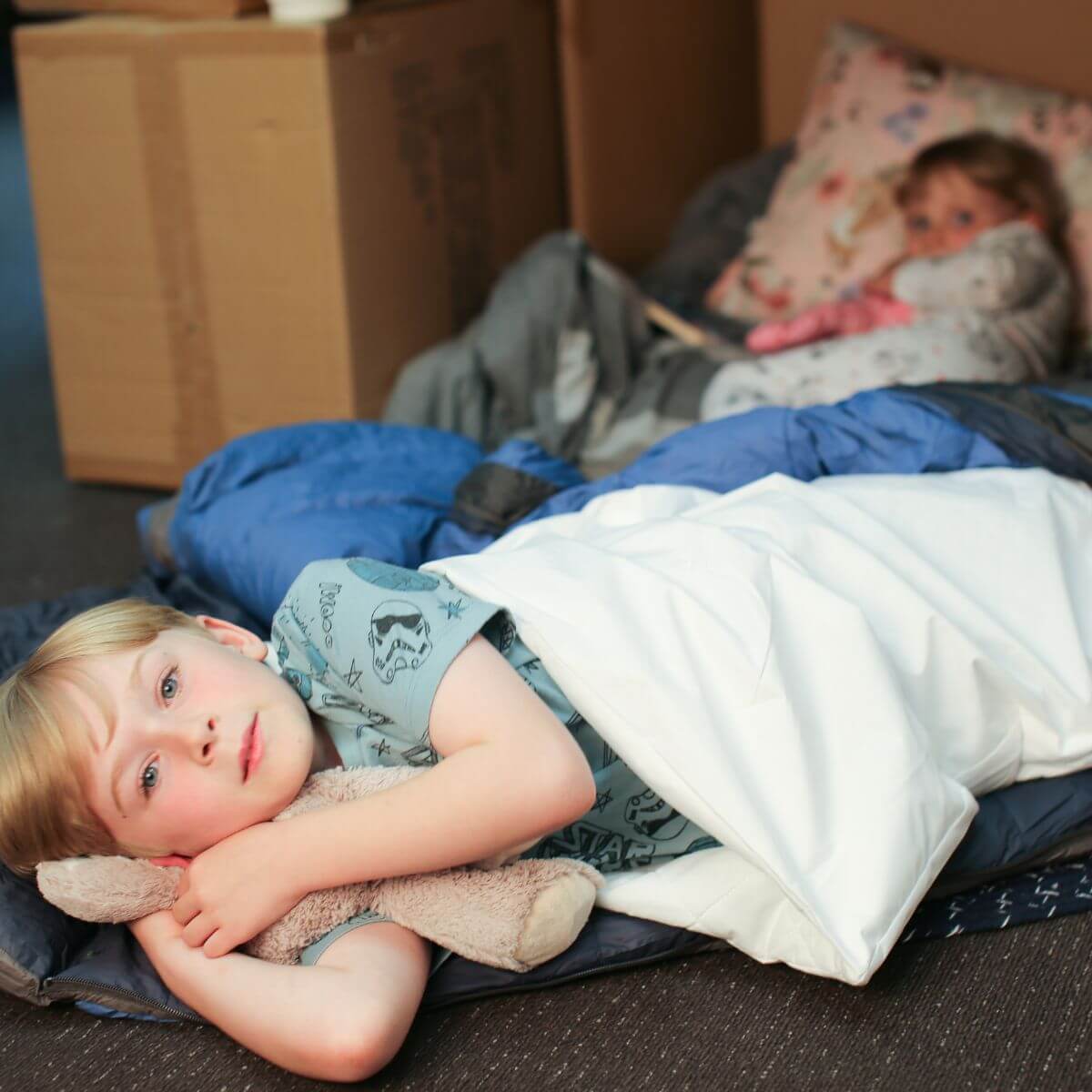 ילד ישן בתוך בטנת שק שינה של ברולי בצבע לבן