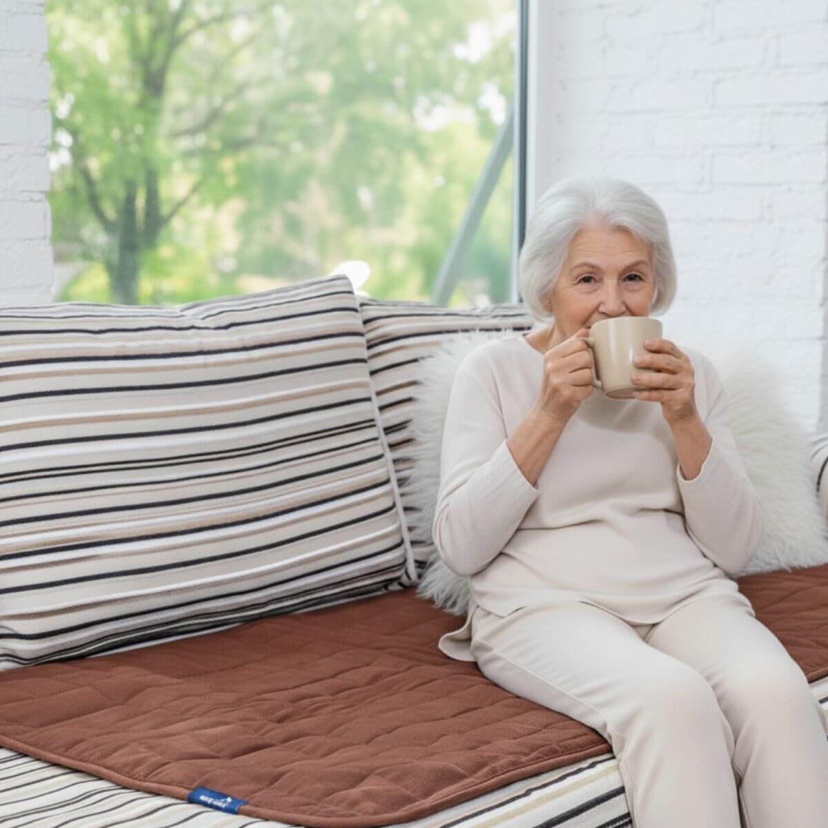 אישה יושבת על מגן ספה גדול בצבע חום 