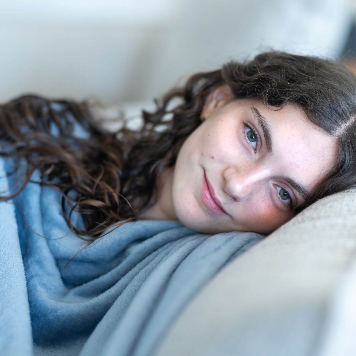 התכרבלות על הספה עם שמיכת EZNAP רכה ונעימה