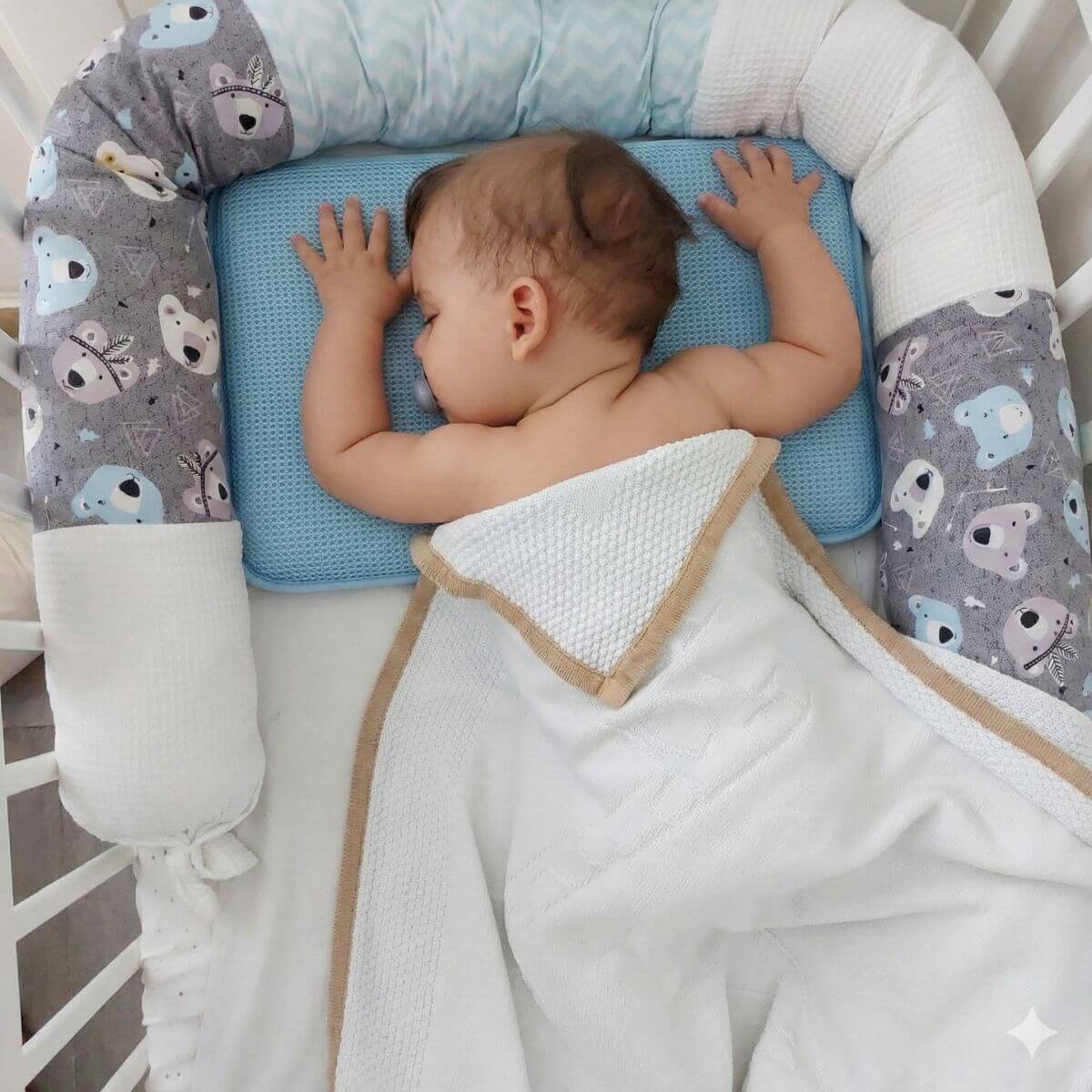 פעוט ישן על כרית בייבי בצבע כחול