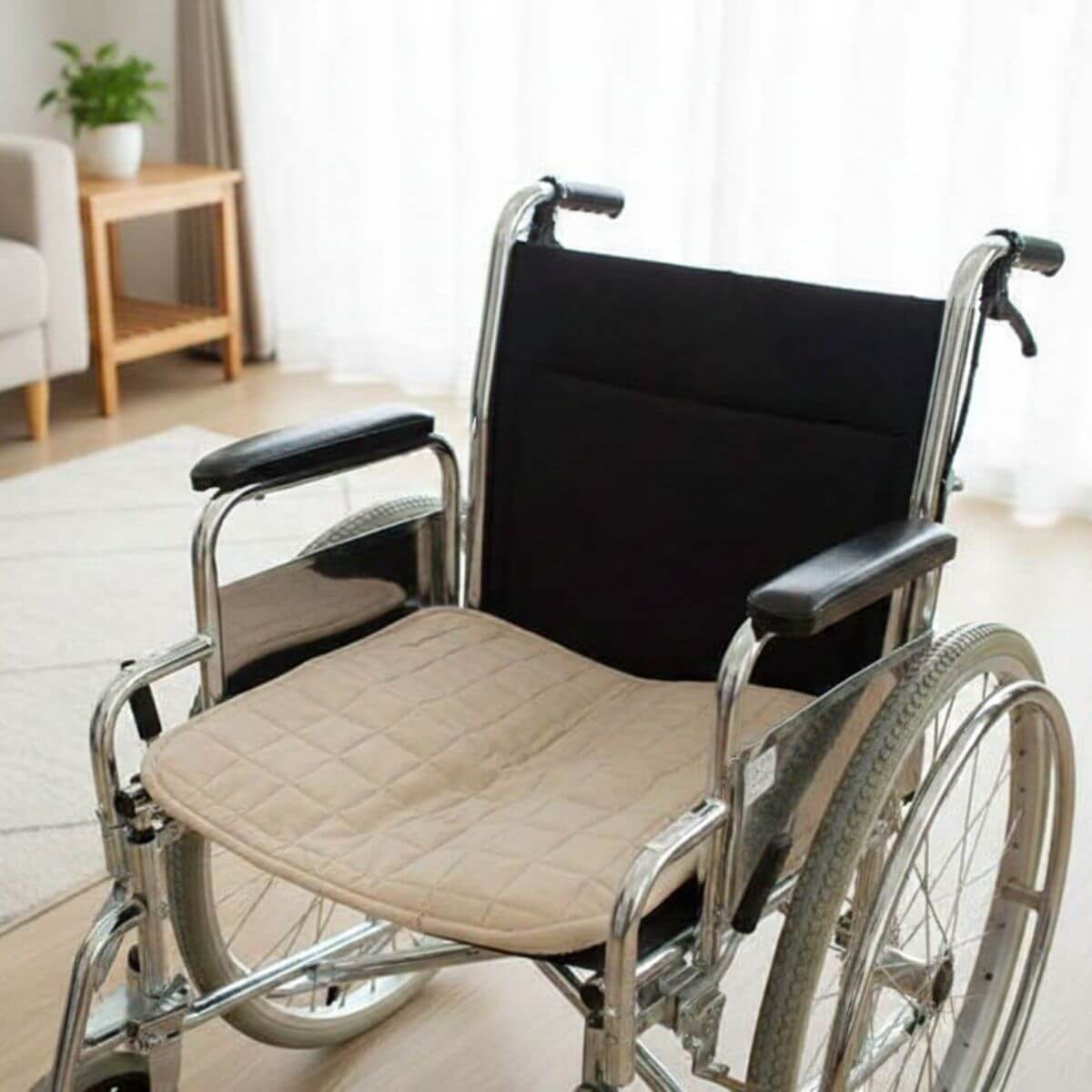 מגן מושב מבית ברולי בצבע מוקה בהיר, מונח על כסא גלגלים