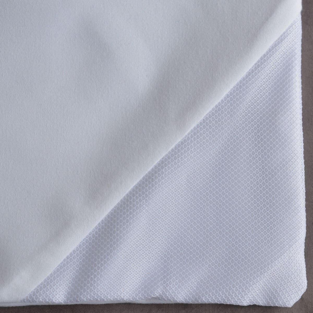 פינות מאווררות במגן שמיכת פוך יחיד של ברולי – מאפשרות זרימת אוויר ואוורור השמיכה לשינה נעימה והיגיינית.