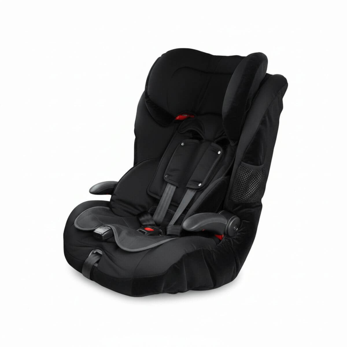 מגן למושב רכב מבית ברולי מונח על כסא בטיחות