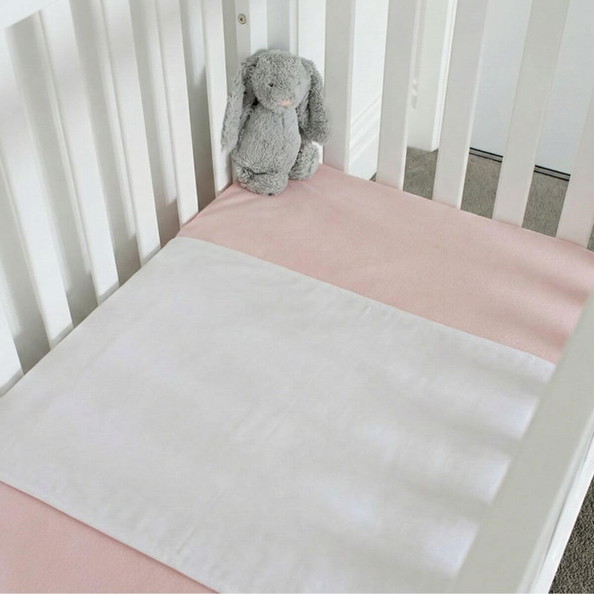 מגן מזרן סופג עם כנפיים ניו בורן, לבן