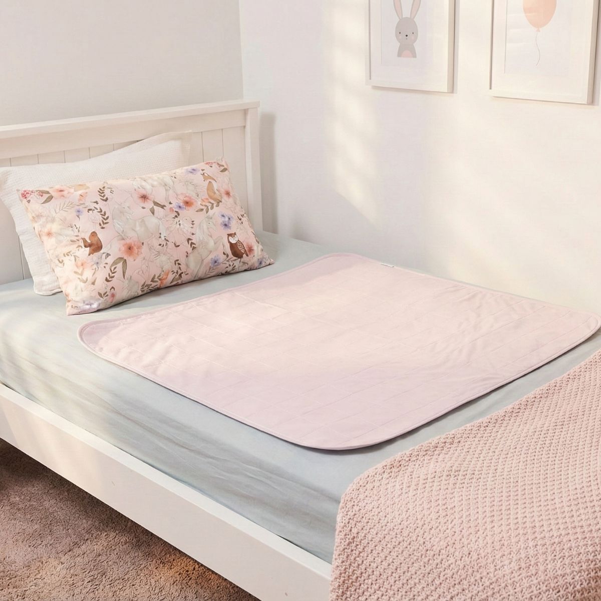 סדינית של ברולי פרוסה על מיטת יחיד - מידה 100*100 ס"מ