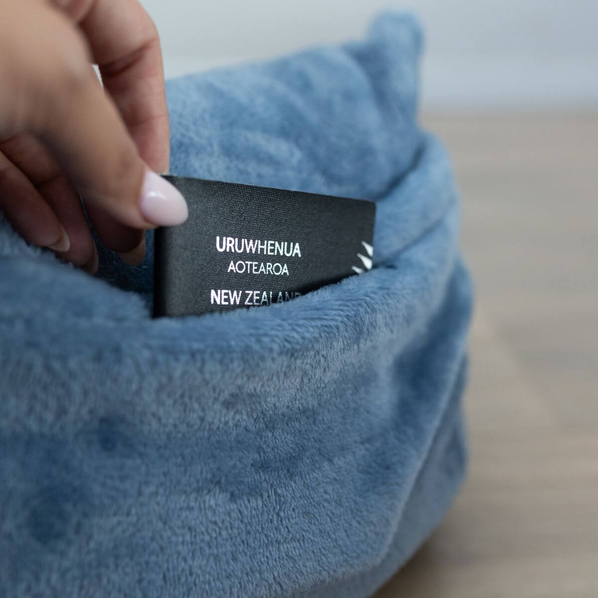 כיס נסתר עם רוכסן בשמיכת נסיעות EZNAP