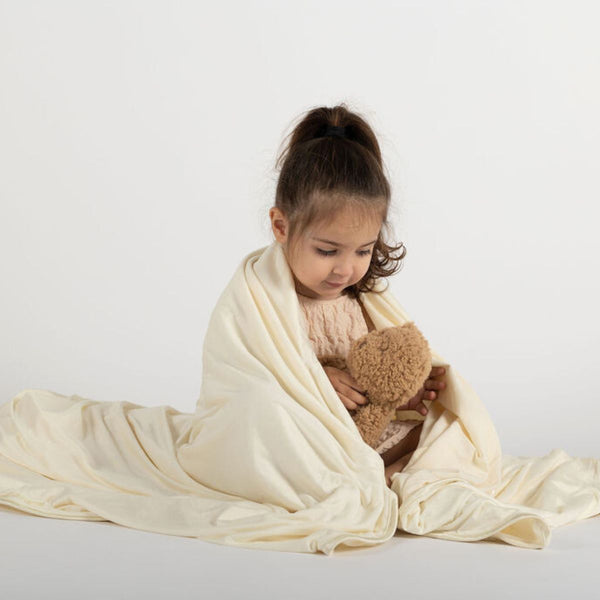 פעוטה מתכרבלת בשמיכת קרירה של איזינייטס