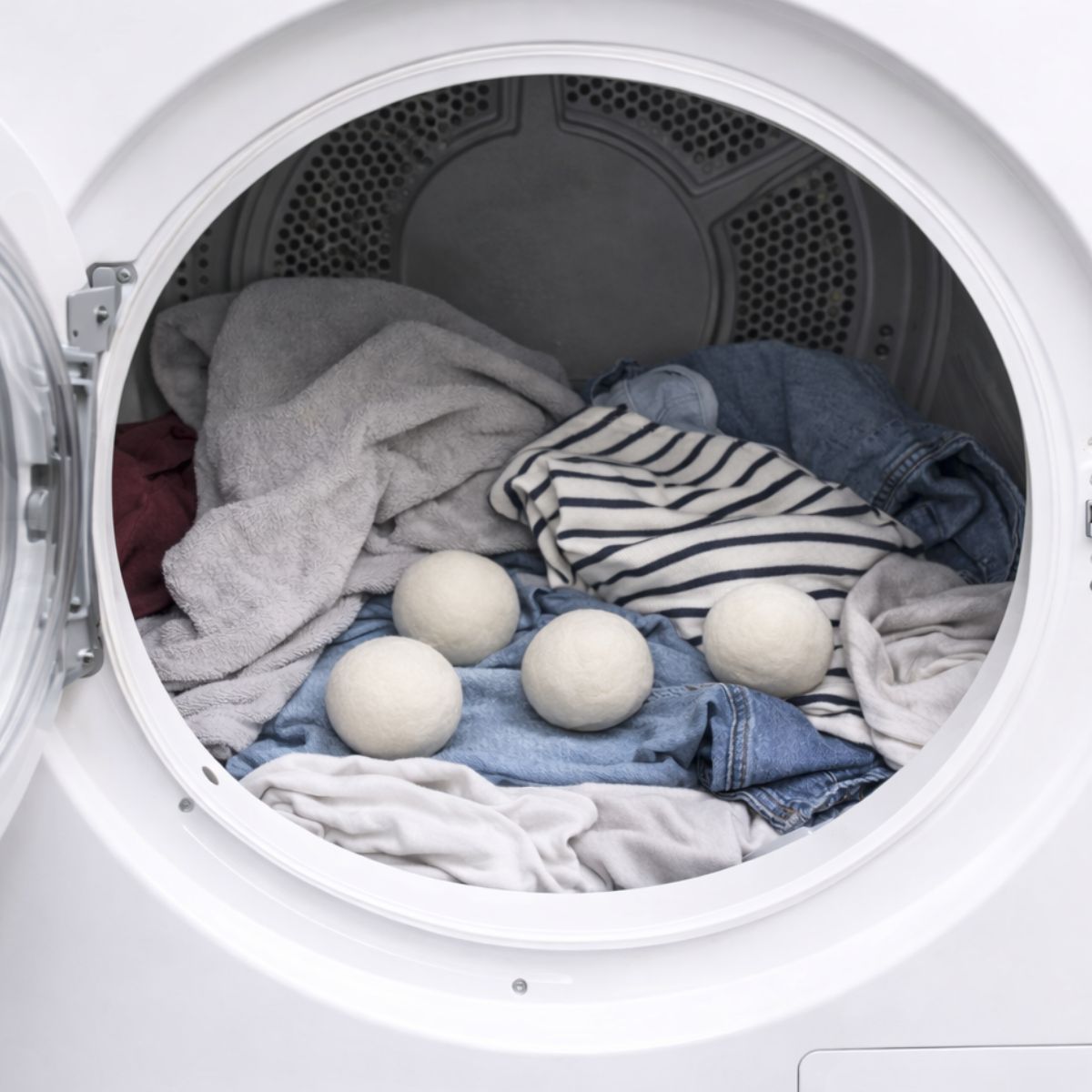 כדורי הצמר של איזינייטס בתוך המייבש כביסה