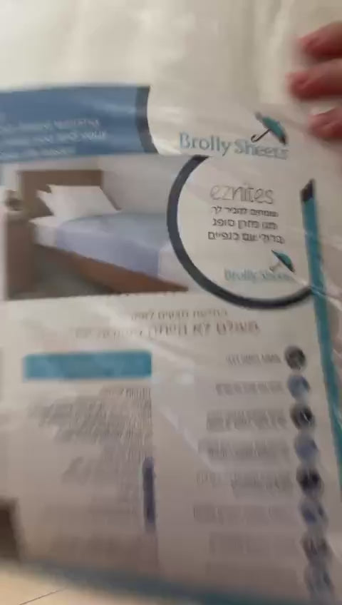 שירן מציגה את המגן מזרן הסופג של ברולי